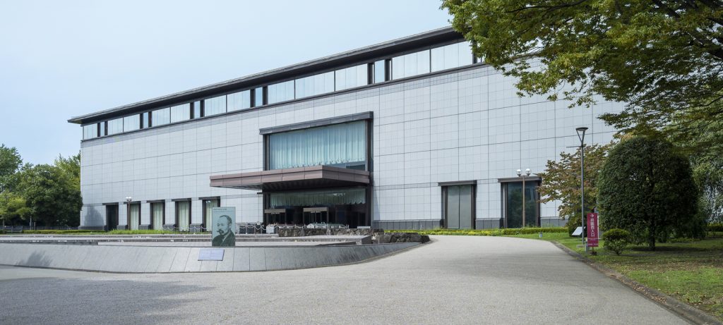 東京国立博物館の写真。奥に石パネルで作られた博物館がある。手前に広場。