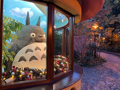 三鷹の森ジブリ美術館のショーウィンドウの写真。中にはトトロがいる。