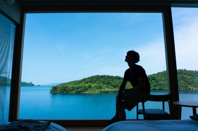 ソロ活ホカンスを楽しむ男性の画像