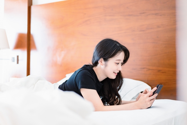 ソロ活ホカンスを楽しむ女性の画像