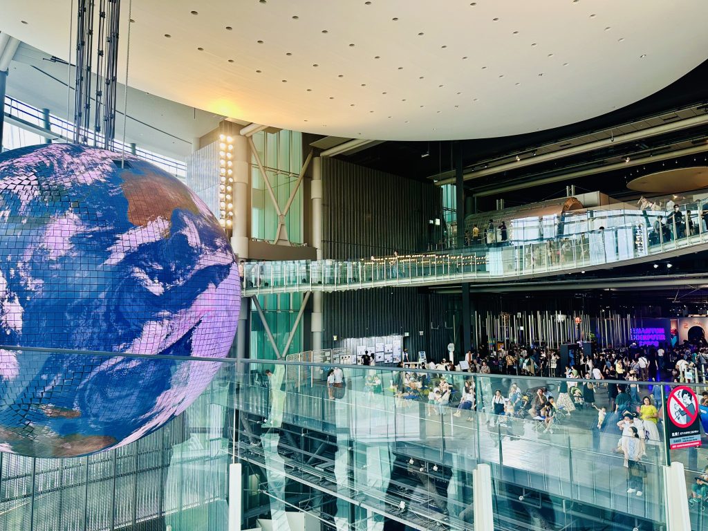 日本科学未来館館内の写真。奥には展示フロア。真ん中に巨大な地球儀。その周りを螺旋状に廊下がある。ガラス張り。