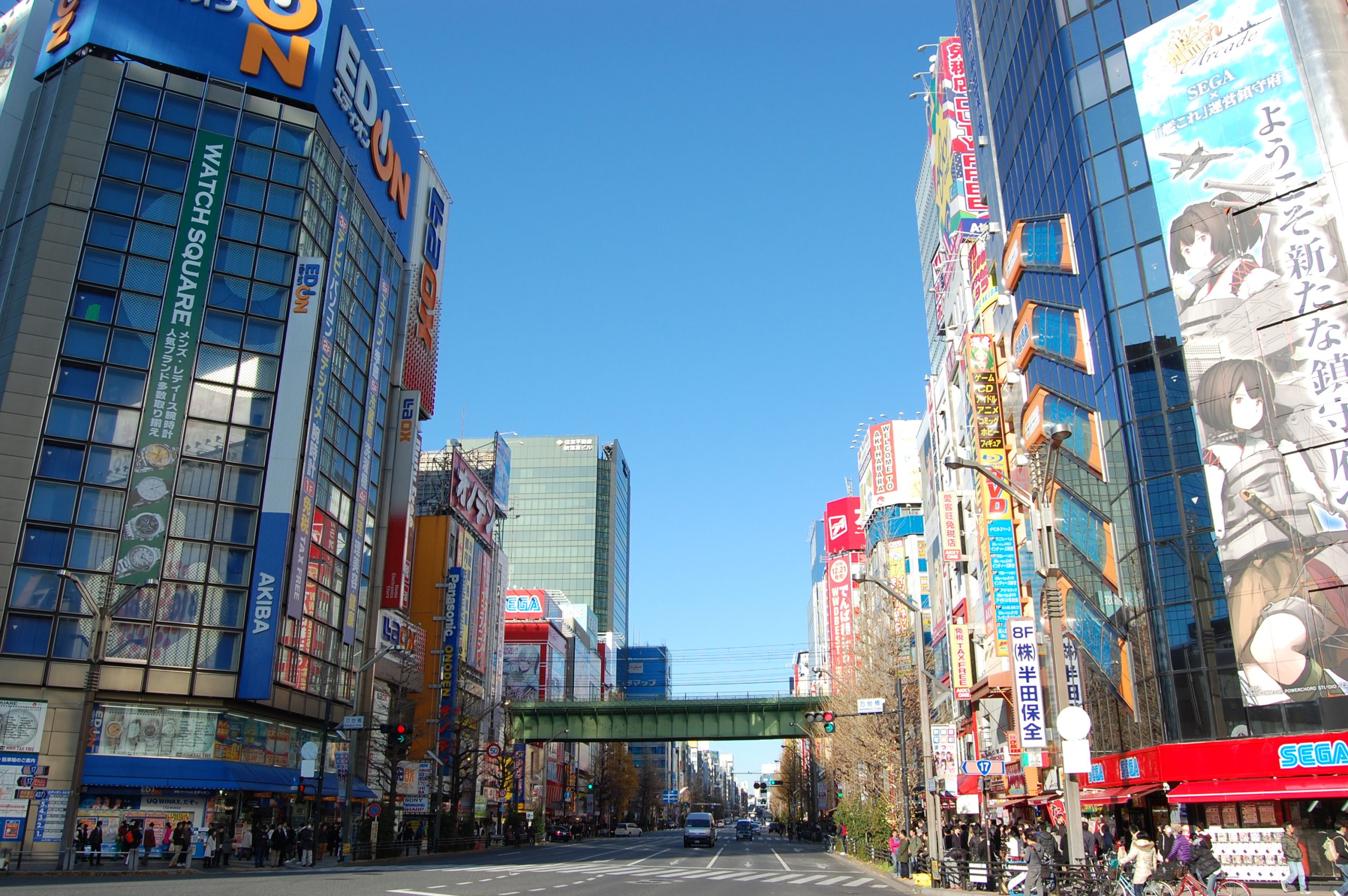 秋葉原電気街の写真。左右にビルが並んでいる。