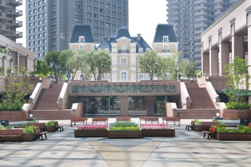 恵比寿ガーデンプレイスのランドマーク。奥上に洋風の建造物。左右にはそこへ向かう登り階段。