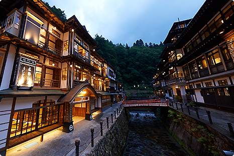 銀山温泉街の夜景