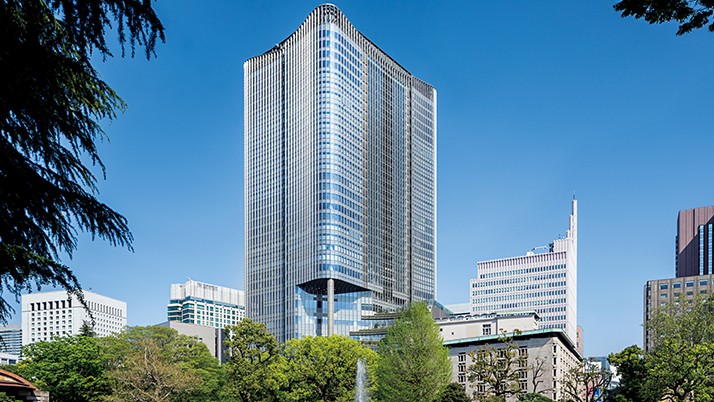 東京ミッドタウン日比谷を外から写した写真。ビルは辺が少しくぼんだ形状をしている。