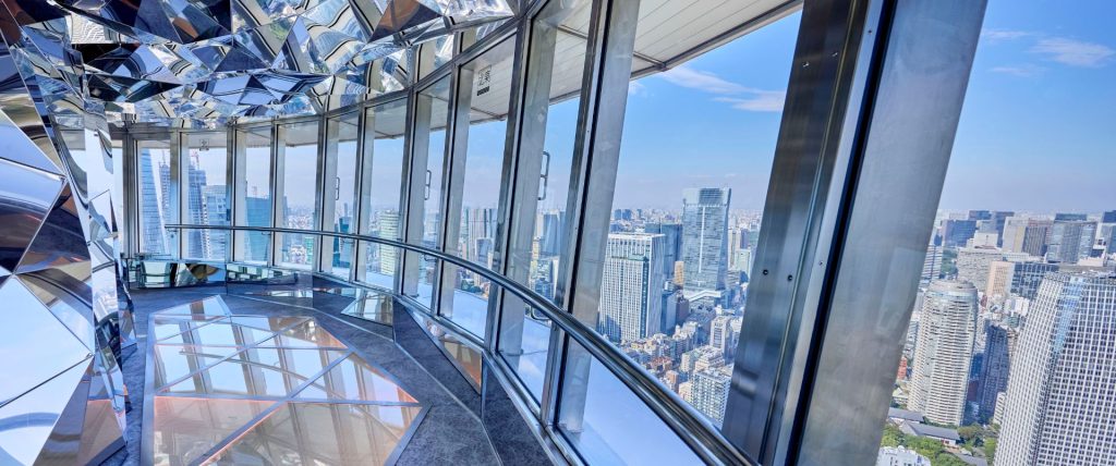 東京タワートップデッキからの景色。ジオメトリックな内装。